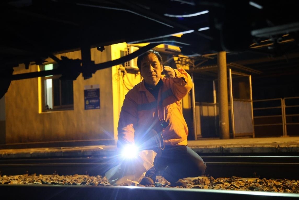 凌晨2點，李金饒正在檢查關(guān)門車。陸佳駿攝