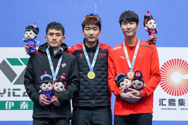 1月12日，“十四冬”速度滑冰（公開組）男子500米比賽，冠軍黑龍江隊(duì)選手高亭宇（中）、亞軍遼寧隊(duì)選手楊濤（左）、季軍河北隊(duì)選手李添龍?jiān)陬C獎儀式上合影。新華社記者 王楷焱 攝