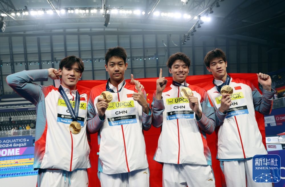 2月11日，2024年多哈游泳世錦賽男子4×100米自由泳接力決賽，中國隊選手王浩宇、張展碩、季新杰和潘展樂（從左到右）在頒獎儀式后合影慶祝。新華社記者 雒圓 攝
