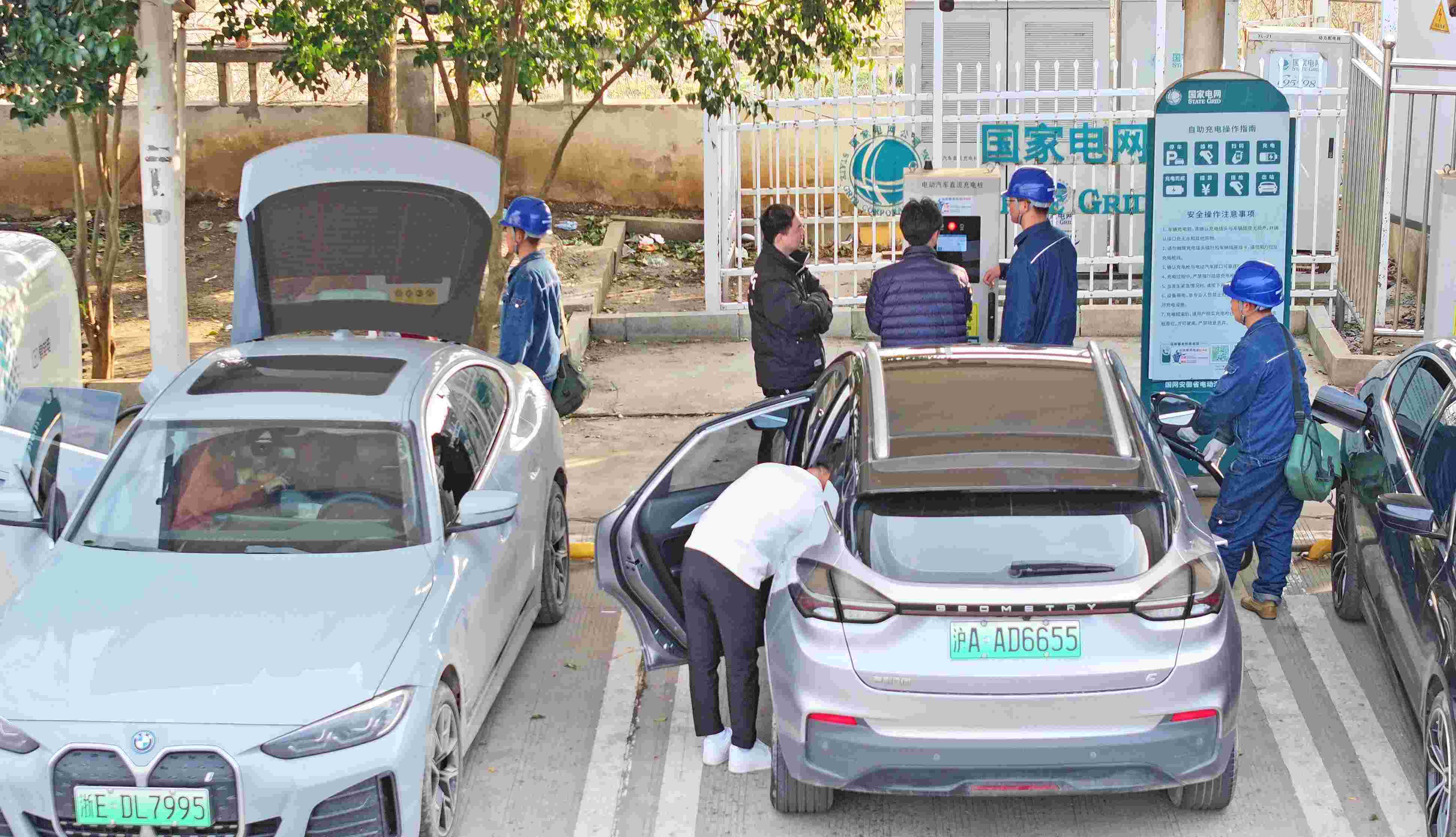 △ 2024年2月17日，安徽滁州來(lái)安縣大英鎮(zhèn)境內(nèi)的G36寧洛高速曹莊服務(wù)區(qū)，滁州市供電公司工作人員協(xié)助電動(dòng)汽車(chē)車(chē)主高效解決充電中遇到的問(wèn)題。