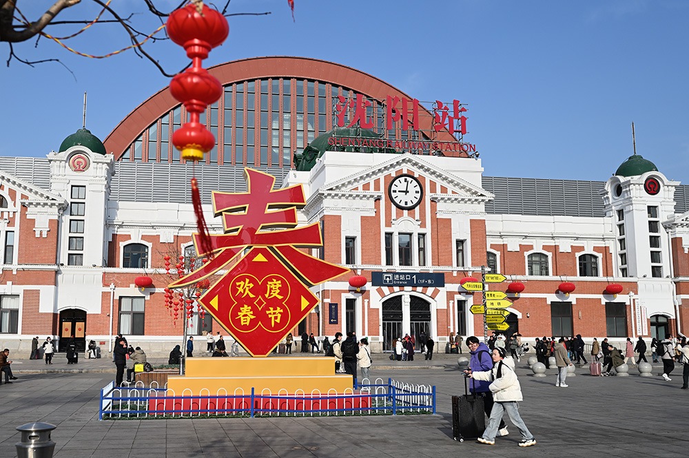 △ 2024年2月17日，沈陽站，人們拉著大大小小的行李箱，踏上了龍年新征程。