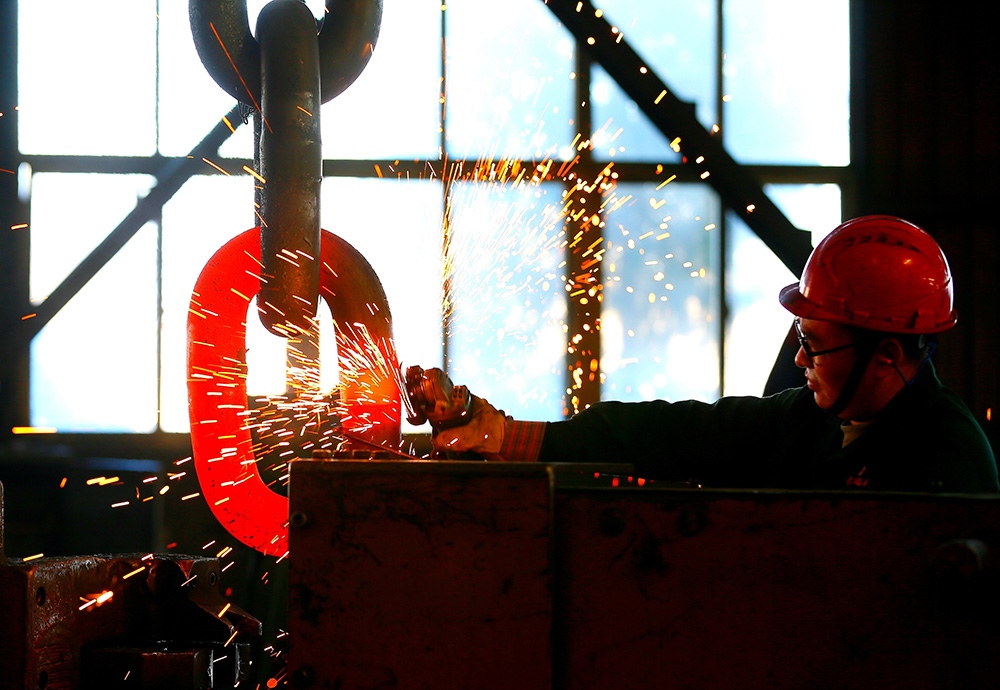 △ 2024年2月17日，青島市，即墨區(qū)靈山街道一家錨鏈企業(yè)，工人正在忙碌。