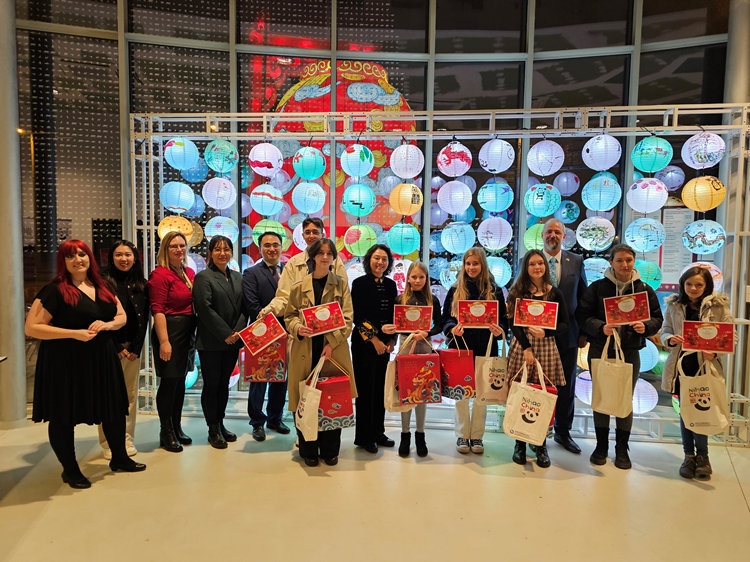 獲獎(jiǎng)學(xué)生合影。翟朝暉攝