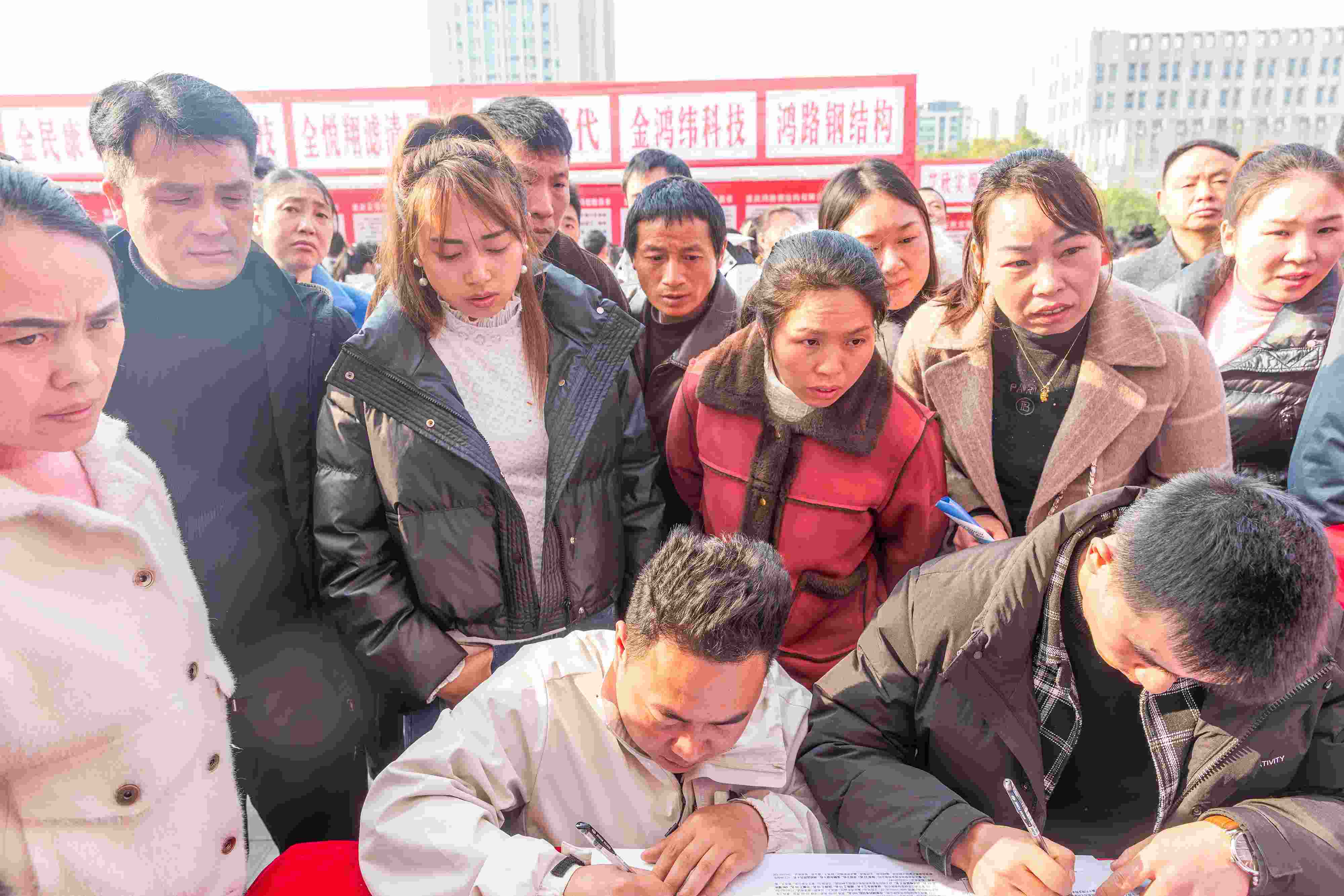 △ 2024年2月19日，重慶市南川區(qū)舉辦2024“春風行動”招聘會，為企業(yè)和求職者牽線搭橋，助力務工人員返崗就業(yè)、企業(yè)復產(chǎn)復工。