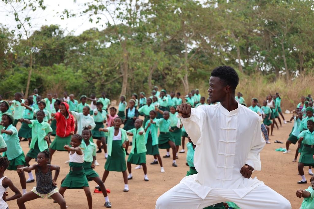 2月20日，在塞拉利昂首都弗里敦，當(dāng)?shù)貙W(xué)生在上武術(shù)課。