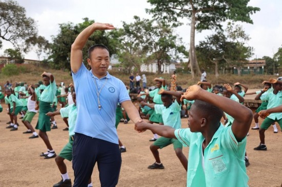 2月20日，在塞拉利昂首都弗里敦，來自塞拉利昂大學(xué)孔子學(xué)院的武術(shù)教師劉偉在為當(dāng)?shù)貙W(xué)生上武術(shù)課。