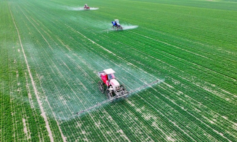 2024年2月18日，安徽省亳州市，利辛縣紀(jì)王場(chǎng)鄉(xiāng)孫老家村麥田，農(nóng)民駕駛自走式高桿噴霧機(jī)對(duì)小麥進(jìn)行噴藥作業(yè)。