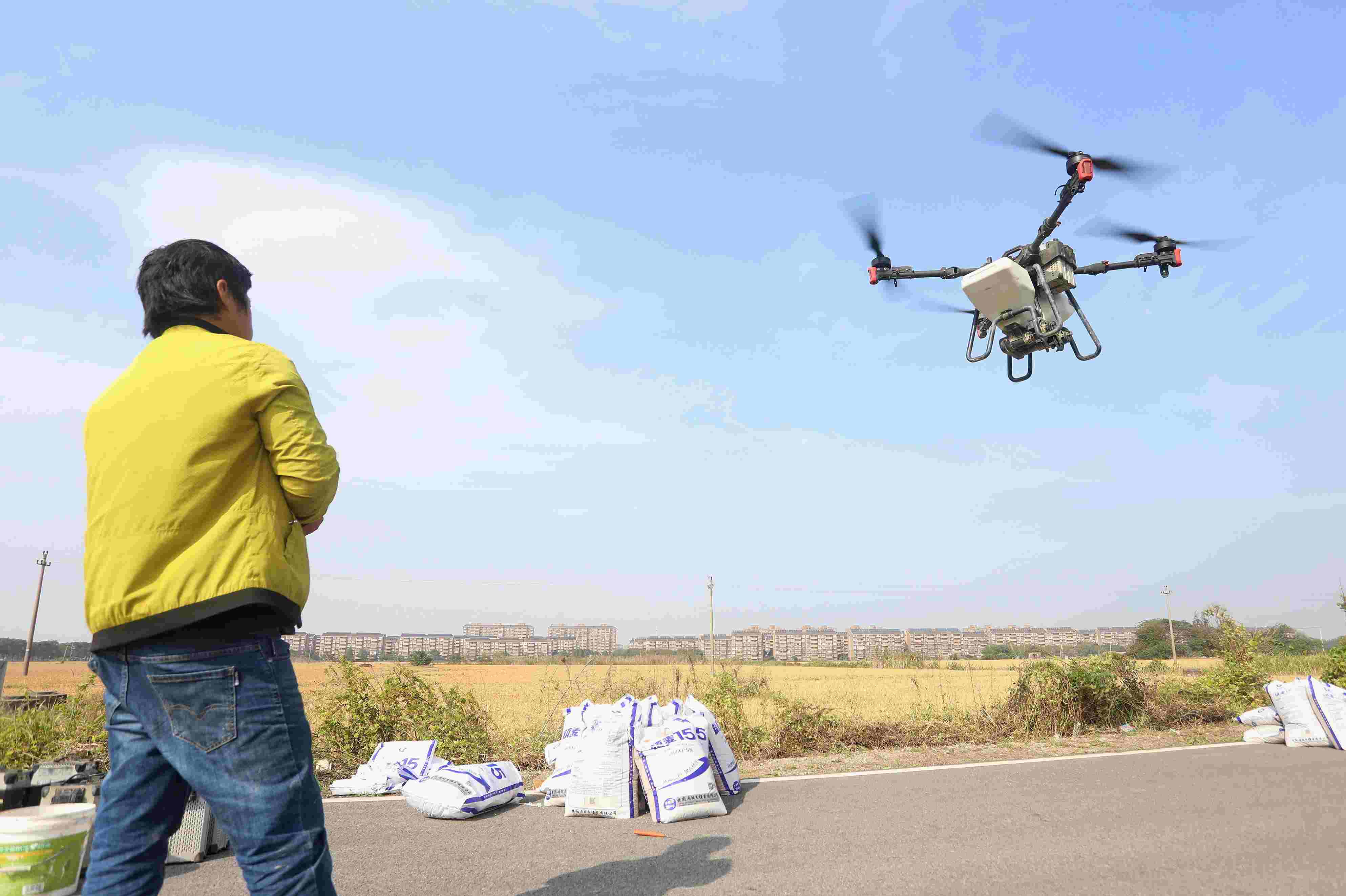 2023年11月15日，浙江嘉興，南湖區(qū)七星街道一處農(nóng)田里，農(nóng)民操縱無人機(jī)進(jìn)行冬小麥飛播。