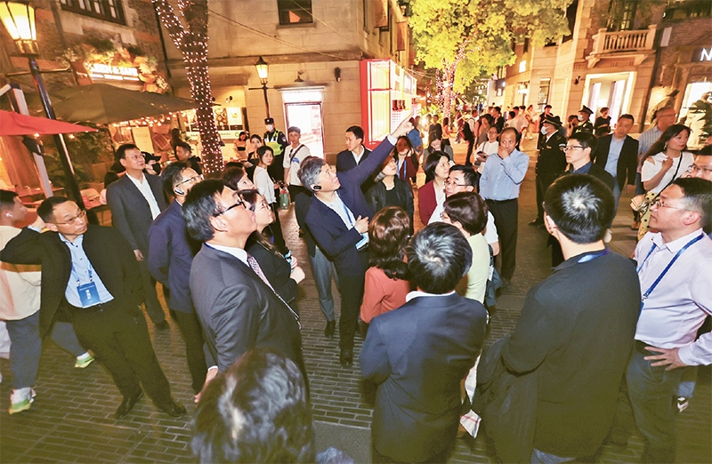 2023年4月18日，全國無黨派人士考察團(tuán)來到位于上海市黃浦區(qū)的上海新天地開放式街區(qū)考察夜經(jīng)濟(jì)。 新華社記者 王翔/攝