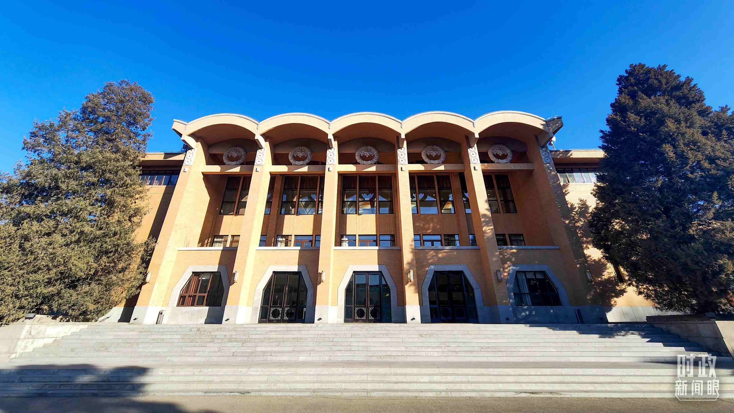 △2024年春季學(xué)期中央黨校（國家行政學(xué)院）中青年干部培訓(xùn)班3月1日上午在中央黨校開班。（總臺央視記者劉琦拍攝）