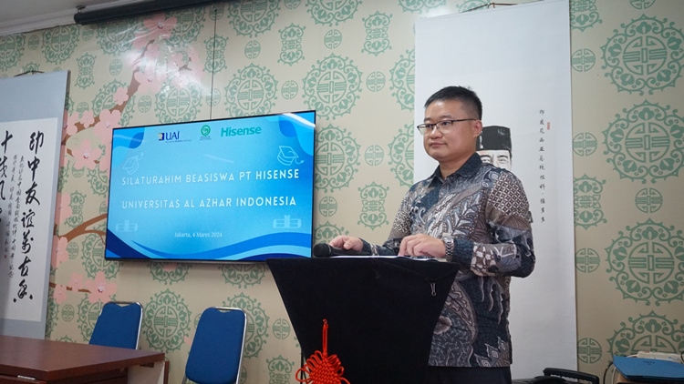 海信印尼公司總經(jīng)理李現(xiàn)委致辭。阿拉扎大學(xué)孔子學(xué)院供圖