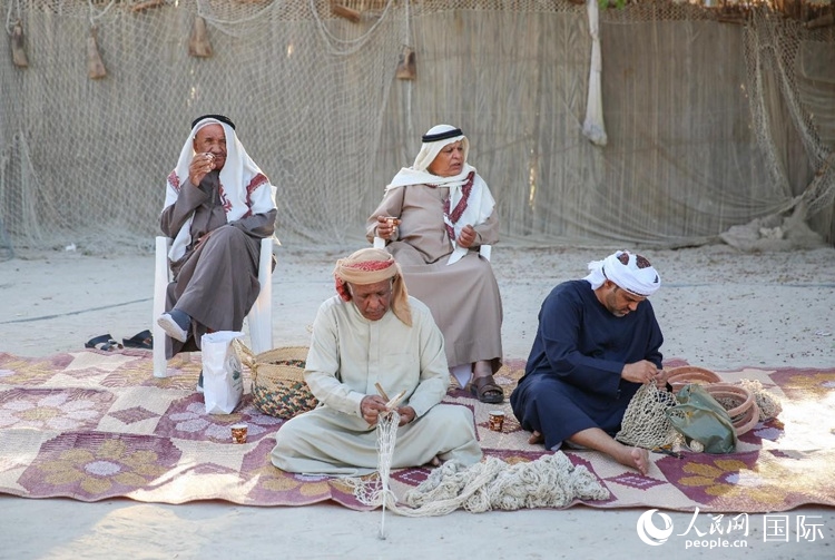 漁民演示制作漁網(wǎng)。人民網(wǎng) 塔里克·易卜拉欣攝