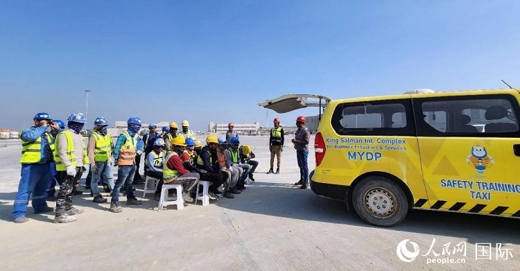 安全宣講出租車在現(xiàn)場(chǎng)播放安全視頻。人民網(wǎng)記者 管克江攝