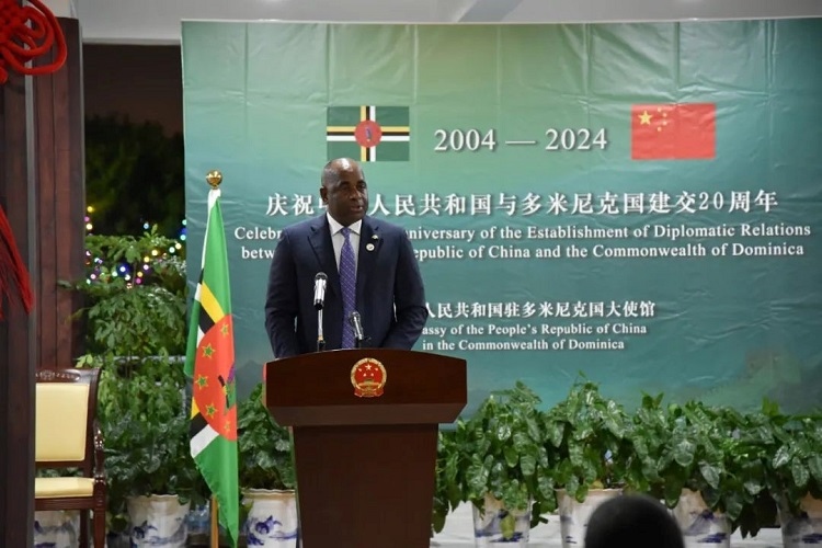 多米尼克總理斯凱里特在中多建交20周年招待會(huì)上致辭。中國駐多米尼克大使館供圖