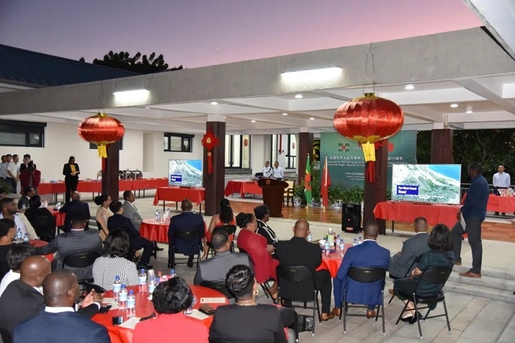 當(dāng)?shù)貢r(shí)間3月13日，慶祝中國與多米尼克建交20周年招待會(huì)在中國駐多大使館舉行。中國駐多米尼克大使館供圖