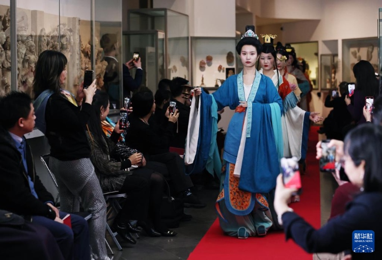 3月13日，在位于法國(guó)巴黎的吉美國(guó)立亞洲藝術(shù)博物館，模特展示敦煌復(fù)原服飾。新華社記者 高靜 攝
