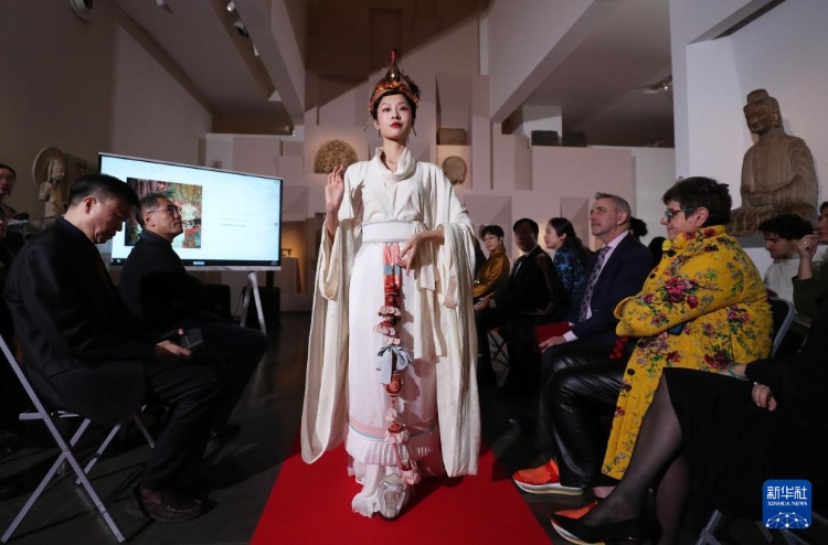 3月13日，在位于法國(guó)巴黎的吉美國(guó)立亞洲藝術(shù)博物館，模特展示敦煌復(fù)原服飾。新華社記者 高靜 攝