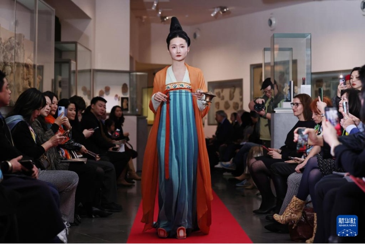 3月13日，在位于法國(guó)巴黎的吉美國(guó)立亞洲藝術(shù)博物館，模特展示敦煌復(fù)原服飾。新華社記者 高靜 攝