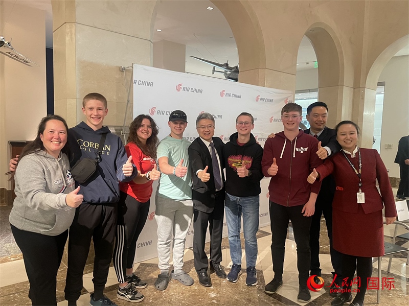 師生們出發(fā)前與國航工作人員合影留念。人民網(wǎng)記者 鄧圩攝