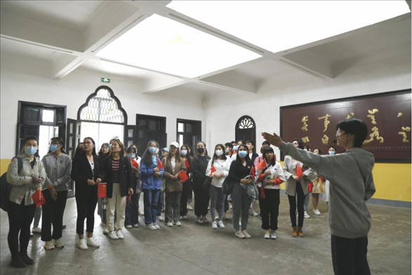 2021年5月20日，少數(shù)民族學(xué)生在湖南第一師范學(xué)院進(jìn)行紅色研學(xué)活動(dòng)，共同追尋那段紅色歲月的足跡。