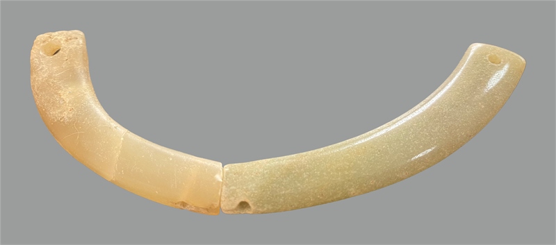 馬家浜文化晚期玉璜。中國文物報(bào)社供圖