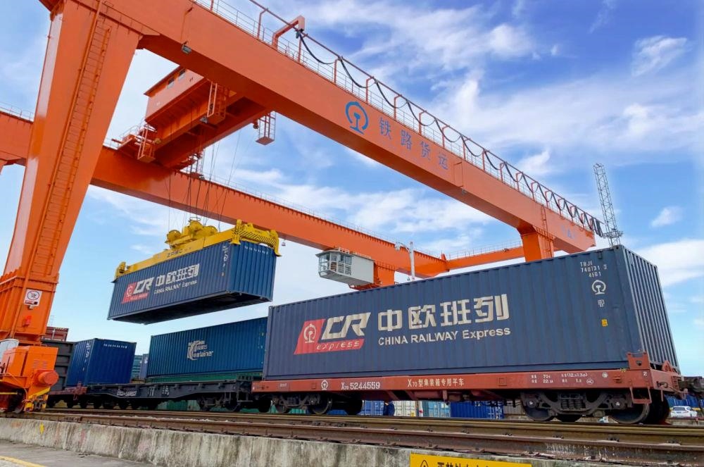 △2022年4月29日，在安徽合肥北站物流基地集裝箱作業(yè)區(qū)，準(zhǔn)備發(fā)運的中歐班列集裝箱。