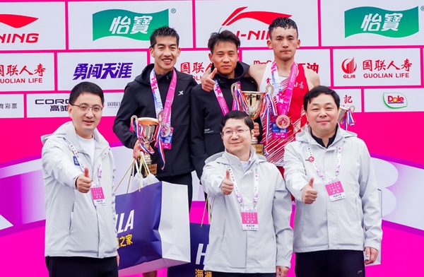 無錫市人民政府副秘書長顧文龍，無錫市體育局黨組書記、副局長楊宇華，海瀾集團(tuán)黨委副書記、副總裁江南共同為全國馬拉松錦標(biāo)賽（第一站）男子組前3名頒獎。受訪者供圖