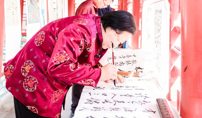 杏花節(jié)書畫展上書法家現(xiàn)場(chǎng)創(chuàng)作。受訪方供圖