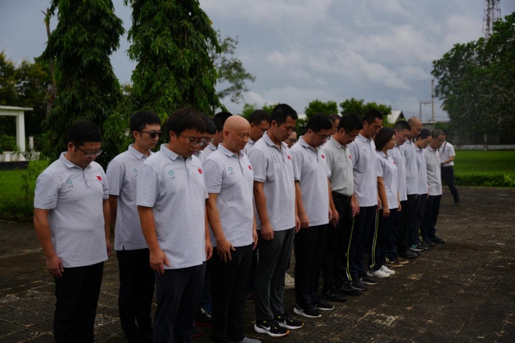 醫(yī)療隊(duì)隊(duì)員默哀。中國援桑醫(yī)療隊(duì)供圖