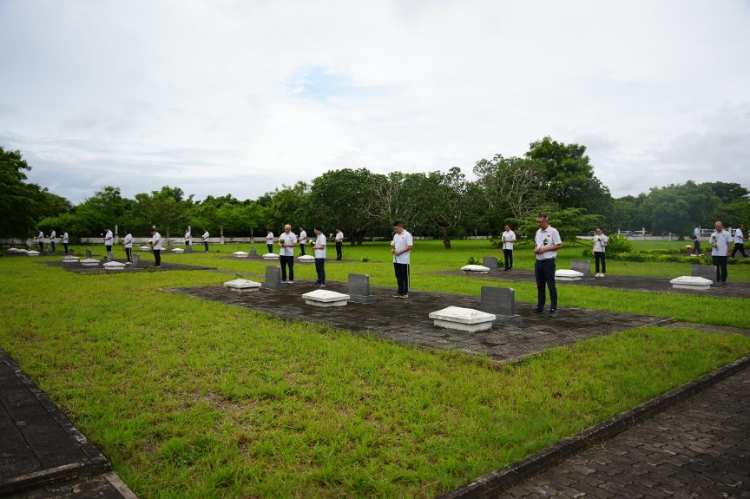 醫(yī)療隊(duì)隊(duì)員向烈士們獻(xiàn)花。中國援桑醫(yī)療隊(duì)供圖