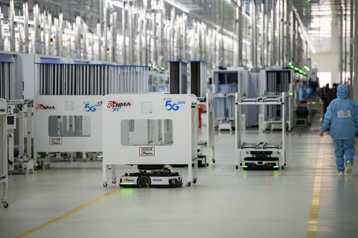 2024年1月10日，在位于浙江省金華市金義新區(qū)的潤馬光能集團金華工廠智能化生產(chǎn)車間里，AGV（自動導(dǎo)引運輸）小車忙碌穿梭在生產(chǎn)單元之間。圖源新華社