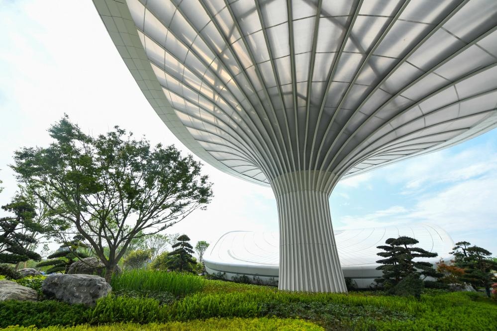 這是2024年4月22日拍攝的成都世園會(huì)主會(huì)場入口處的“芙蓉花”底部，它兼具收集雨水、循環(huán)利用的功能。新華社記者 王曦 攝