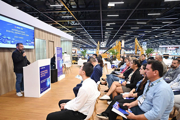 當(dāng)?shù)貢r(shí)間4月26日，深圳市發(fā)展和改革委員會(huì)在巴西圣保羅國(guó)際工程機(jī)械及礦山機(jī)械展上舉行專(zhuān)題推介會(huì)，介紹將于今年下半年在深圳市舉辦的2024國(guó)際數(shù)字能源展。 2024國(guó)際數(shù)字能源展組委會(huì)供圖