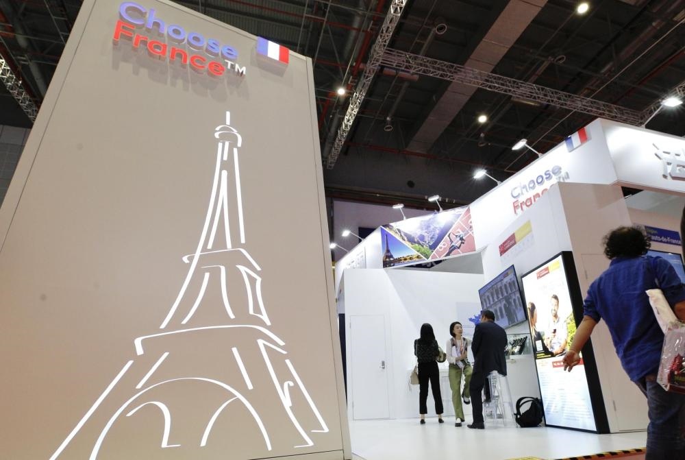 2019年11月5日，第二屆中國國際進(jìn)口博覽會在上海國家會展中心開幕。這是參觀者走過法國國家館。新華社記者 張玉薇 攝