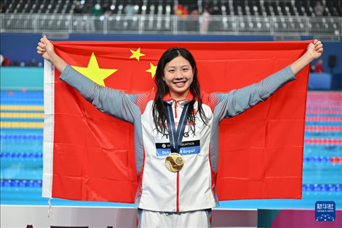 2024年2月13日，2024年世界游泳錦標賽游泳項目女子100米蛙泳決賽在卡塔爾多哈舉行。圖為冠軍中國選手唐錢婷在頒獎儀式后慶祝。新華社記者 薛宇舸 攝