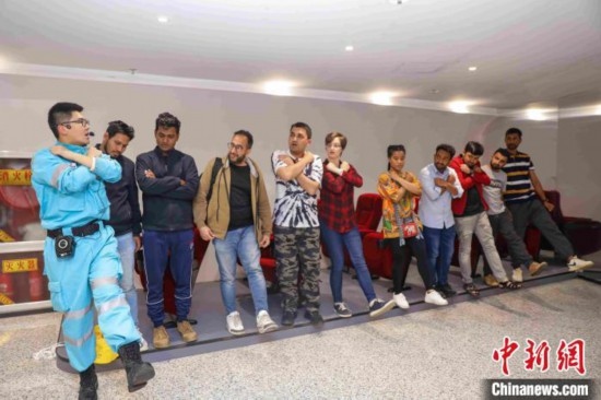 5月9日，工作人員指導(dǎo)留學(xué)生練習(xí)逃生技巧。張鷹 攝