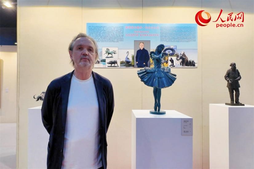 俄羅斯人民藝術(shù)家、俄羅斯美協(xié)主席安德烈·科瓦爾丘克正在接受人民網(wǎng)的采訪。人民網(wǎng)記者 劉微攝