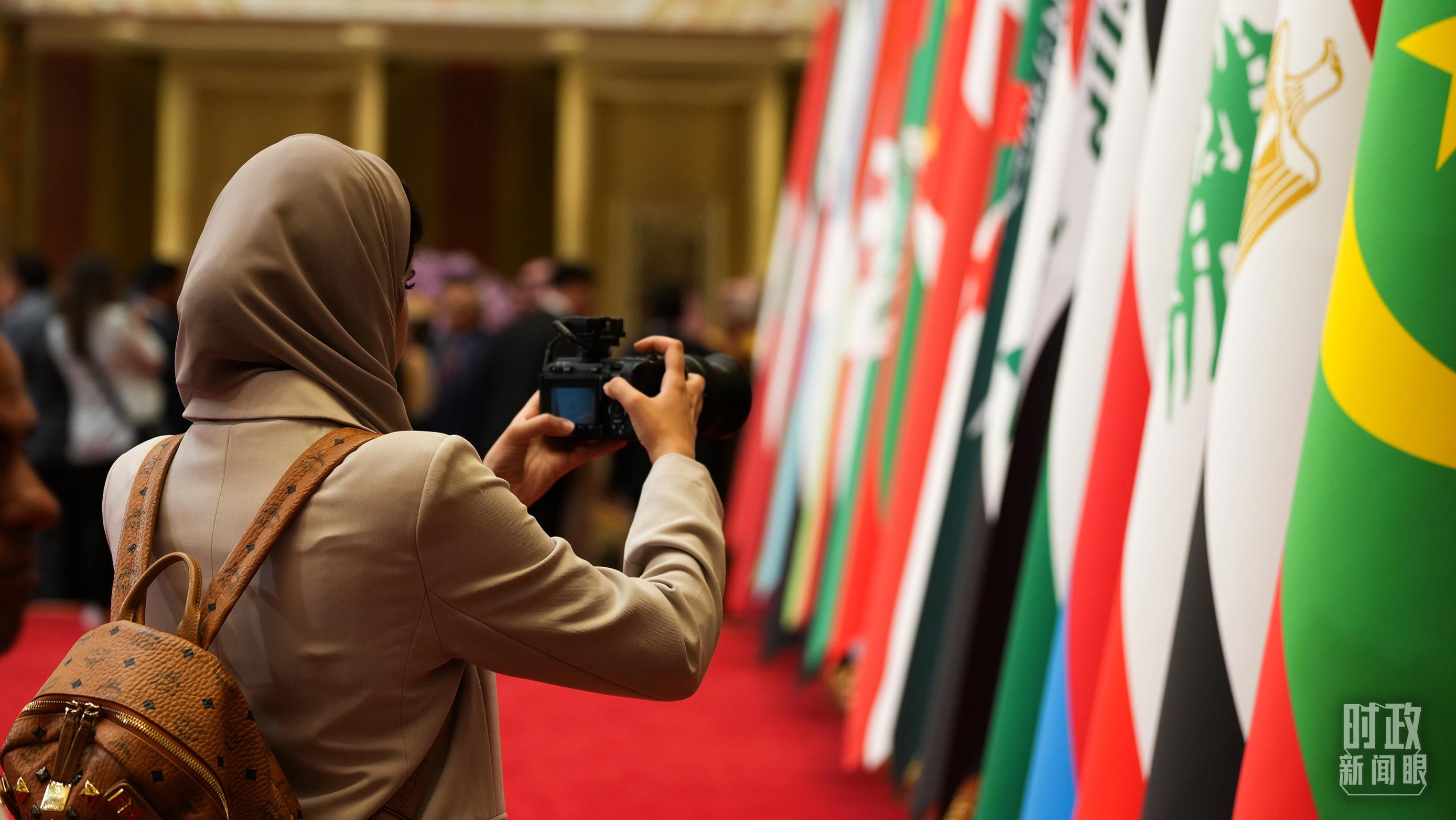 △外國媒體拍攝現(xiàn)場旗陣。（總臺國廣記者李晉拍攝）