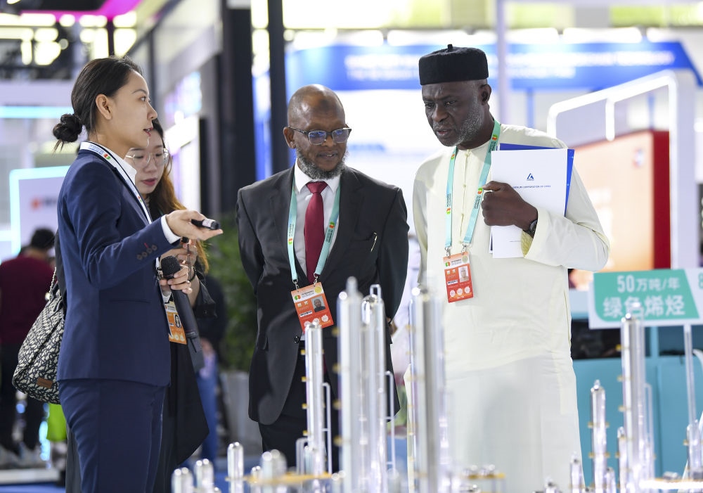 2023年9月22日，嘉賓在第六屆中阿博覽會(huì)上了解清潔能源項(xiàng)目。新華社記者 馮開(kāi)華 攝