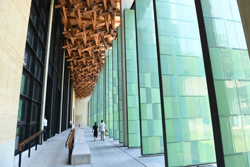 2022年7月23日，杭州國家版本館屋頂?shù)哪緲?gòu)和青瓷門扇相映成趣。