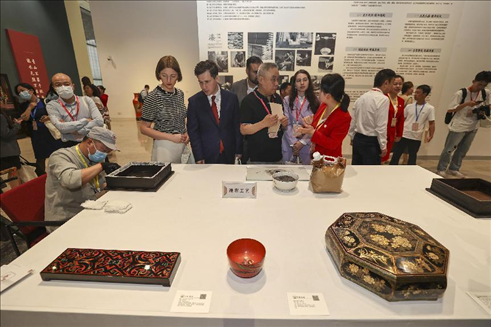 2023年5月28日，北京，推光漆器匠人為駐華使節(jié)展示技藝。