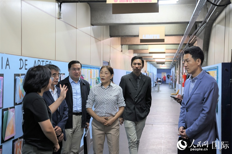 中國駐里約總領(lǐng)館商務(wù)參贊敬艷輝（右一）等嘉賓在里約孔院中方院長孫艷萍（左一）帶領(lǐng)下，參觀薩繆爾·韋納公立學(xué)校的中文教室，了解該校中文教學(xué)軟硬件設(shè)施。人民網(wǎng)記者 時元皓攝