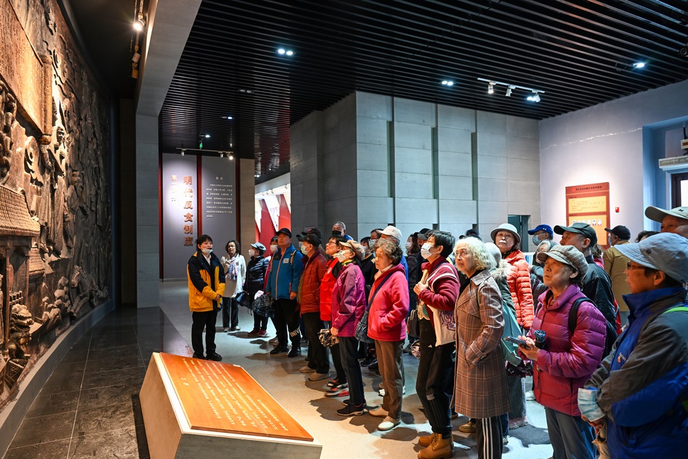 △ 2024年4月10日，北京朝陽區(qū)安慧里社區(qū)黨委組織離退休黨員參觀“明鏡昭廉”明代反貪尚廉歷史文化園。