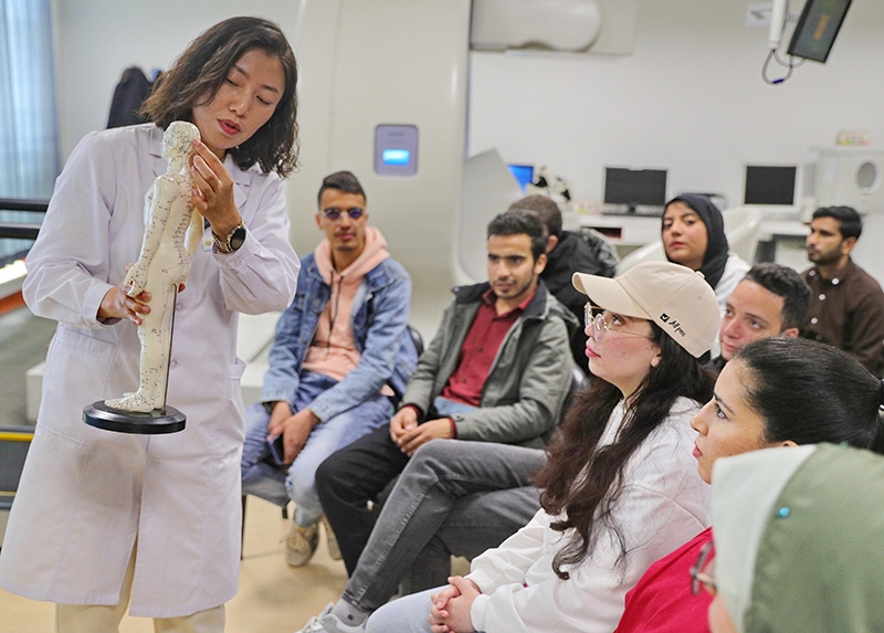 2023年4月19日，河北省秦皇島市中醫(yī)醫(yī)院醫(yī)務(wù)工作者為燕山大學(xué)外國留學(xué)生講解中醫(yī)經(jīng)絡(luò)知識。