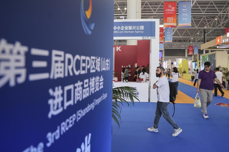 2023年8月18日，人們在第三屆RCEP區(qū)域（山東）進口商品博覽會上參觀。新華社發(fā)（許傳寶 攝）