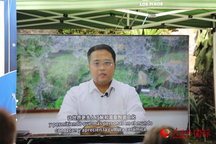 德化縣人民政府縣長方俊欽視頻致辭。人民網(wǎng) 埃內(nèi)斯托·多明戈斯攝