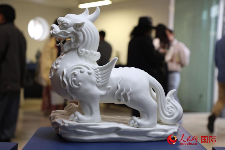 展覽現(xiàn)場的德化白瓷。人民網(wǎng) 埃內(nèi)斯托·多明戈斯攝