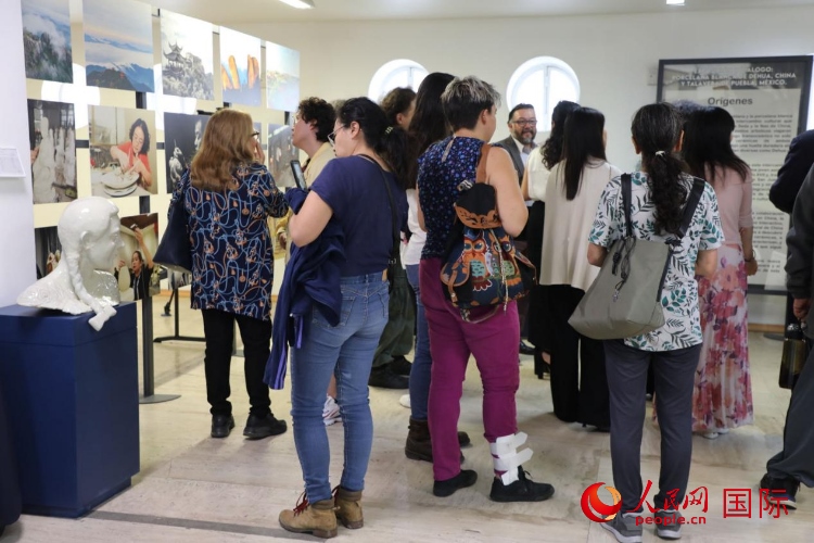 在展覽現(xiàn)場，觀眾們駐足欣賞德化白瓷和墨西哥彩瓷。人民網(wǎng) 埃內(nèi)斯托·多明戈斯攝