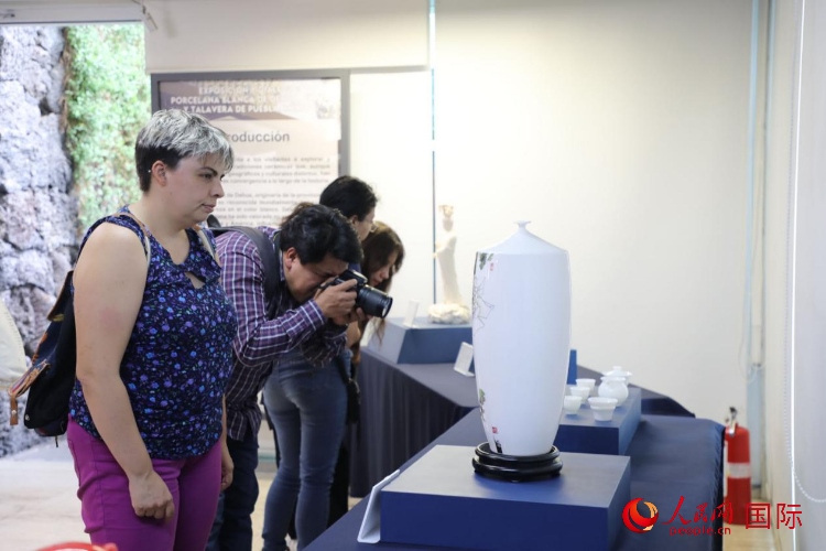 在展覽現(xiàn)場，觀眾們駐足欣賞德化白瓷和墨西哥彩瓷。人民網(wǎng) 埃內(nèi)斯托·多明戈斯攝