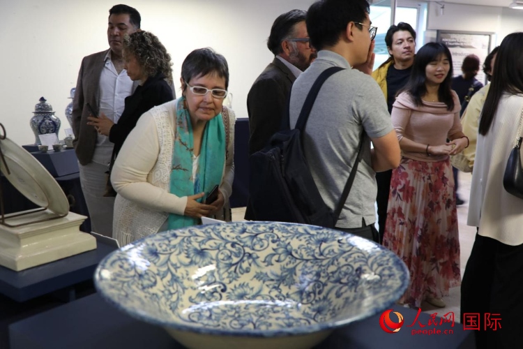 在展覽現(xiàn)場，觀眾們駐足欣賞德化白瓷和墨西哥彩瓷。人民網(wǎng) 埃內(nèi)斯托·多明戈斯攝